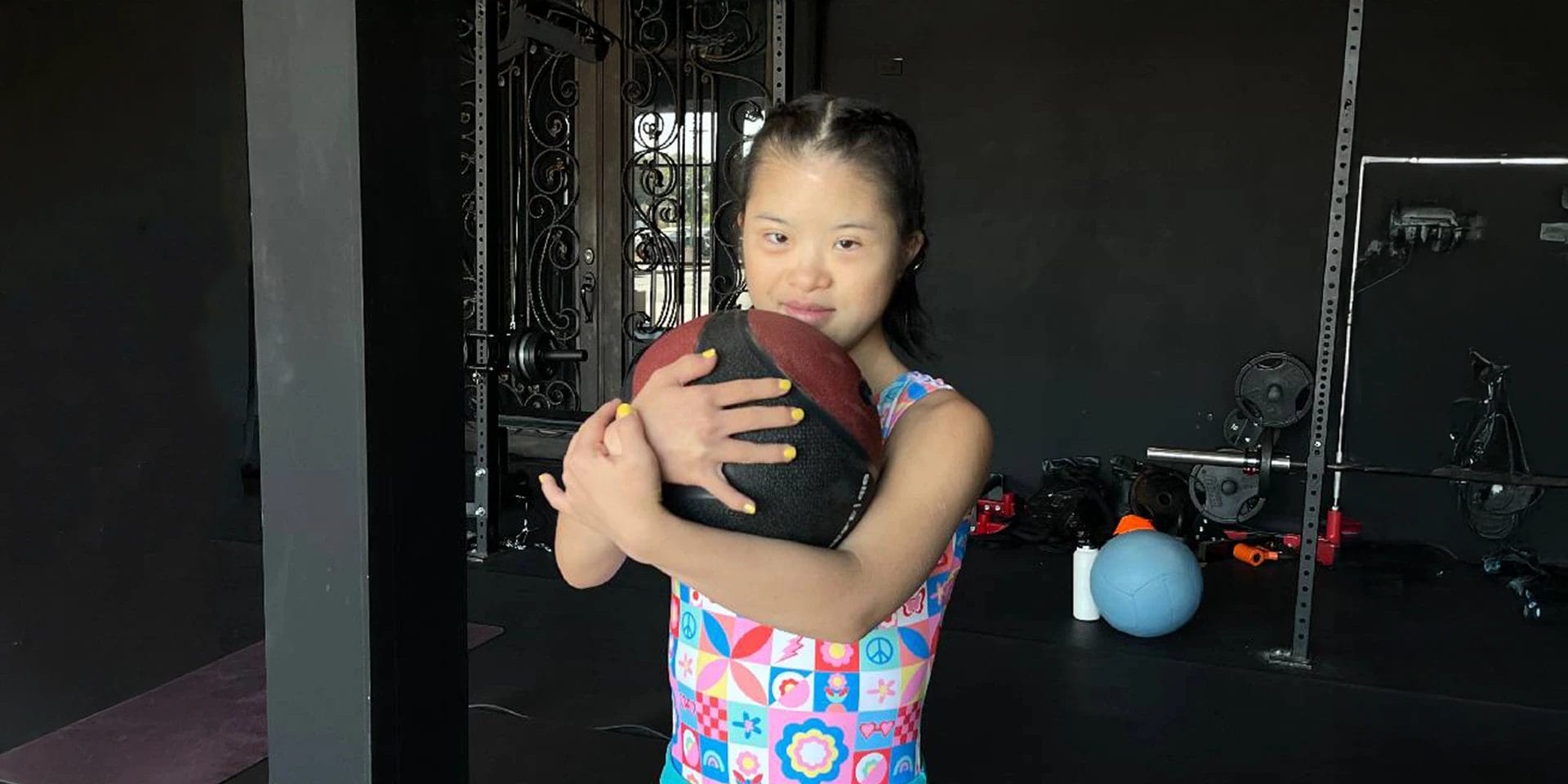 Kintsugi Strong girl with wall ball